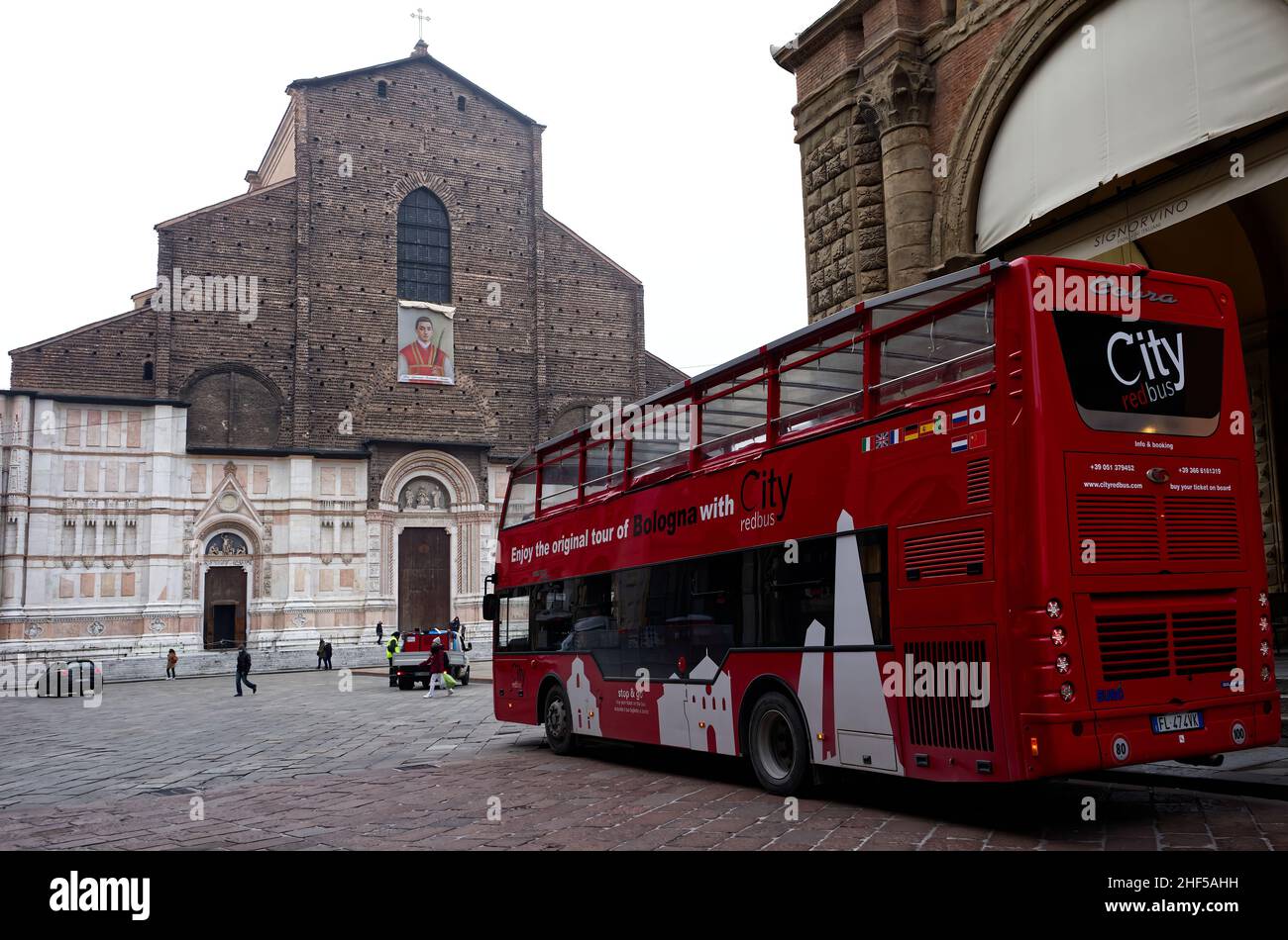 Nouveau service de bus touristique fourni par des bus modernes à toit ouvert.Bologne, Italie. Banque D'Images