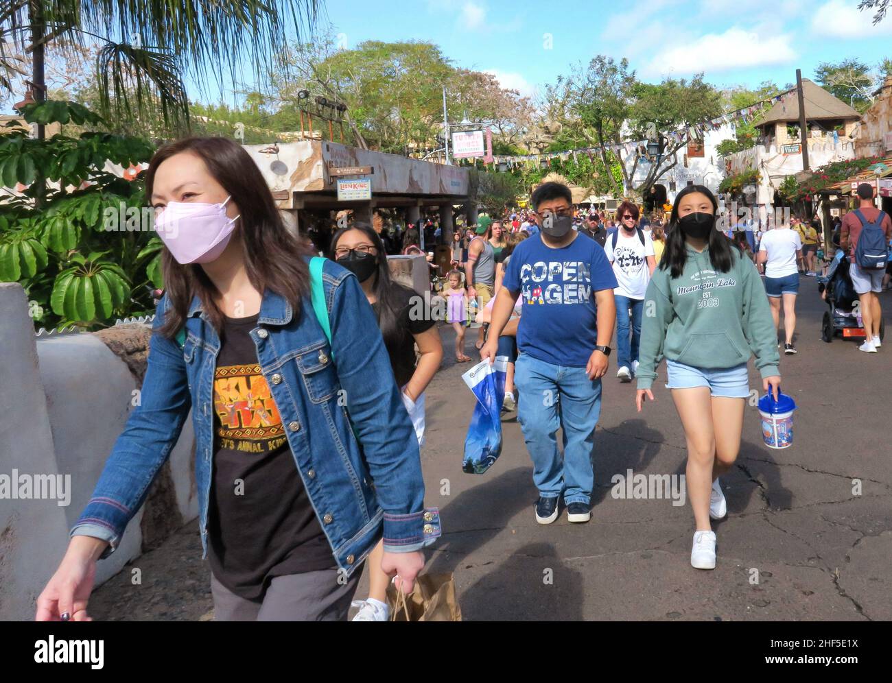 Lake Buena Vista, États-Unis.30th décembre 2021.Les clients masqués pour le protocole COVID quittent la région du village de Harambe à Disneys Animal Kingdom, le jeudi 30 décembre 2021, puisque les quatre parcs thématiques de Walt Disney Worlds en Floride sont remplis à pleine capacité pour les Years vacances de la Saint-Sylvestre à Lake Buena Vista, en Floride, à compter du jeudi après-midi,Animal Kingdom était le seul parc où des réservations étaient disponibles pour les détenteurs de billets, les clients du complexe Disney et les passe-livres annuels pour la Saint-Years, le 31 janvier.(Photo de Joe Burbank/Orlando Sentinel) crédit: SIPA USA/Alay Live News Banque D'Images