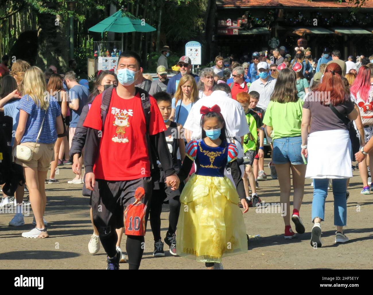 Lake Buena Vista, États-Unis.30th décembre 2021.Les clients masqués pour le protocole COVID profitent du soleil au Disney's Animal Kingdom, le jeudi 30 décembre 2021.Les quatre parcs thématiques de Floride de Walt Disney World se sont remplis à peu près pour les vacances de la Saint-Sylvestre, à Lake Buena Vista, en Floride.En date du jeudi après-midi, Animal Kingdom était le seul parc où des réservations étaient disponibles pour les détenteurs de billets, les clients du complexe Disney et les passe-temps annuels pour la Saint-Sylvestre, le 31 janvier.(Photo de Joe Burbank/Orlando Sentinel/TNS/Sipa USA) crédit: SIPA USA/Alay Live News Banque D'Images