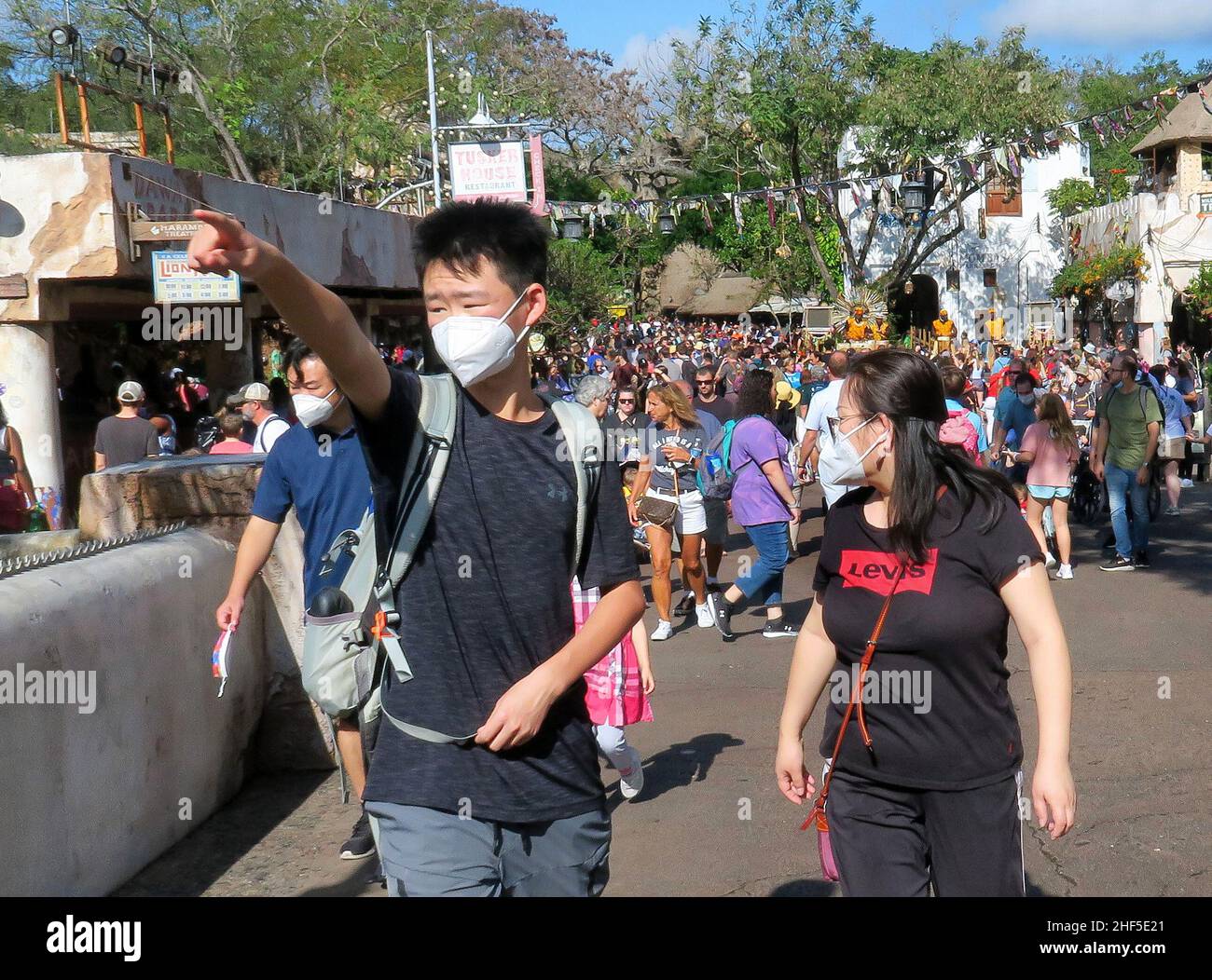 Lake Buena Vista, États-Unis.30th décembre 2021.Les clients masqués pour le protocole COVID quittent le village de Harambe à Disney's Animal Kingdom, le jeudi 30 décembre 2021.Les quatre parcs thématiques de Floride de Walt Disney World se sont remplis à peu près pour les vacances de la Saint-Sylvestre, à Lake Buena Vista, en Floride.En date du jeudi après-midi, Animal Kingdom était le seul parc où des réservations étaient disponibles pour les détenteurs de billets, les clients du complexe Disney et les passe-temps annuels pour la Saint-Sylvestre, le 31 janvier.(Photo de Joe Burbank/Orlando Sentinel/TNS/Sipa USA) crédit: SIPA USA/Alay Live News Banque D'Images