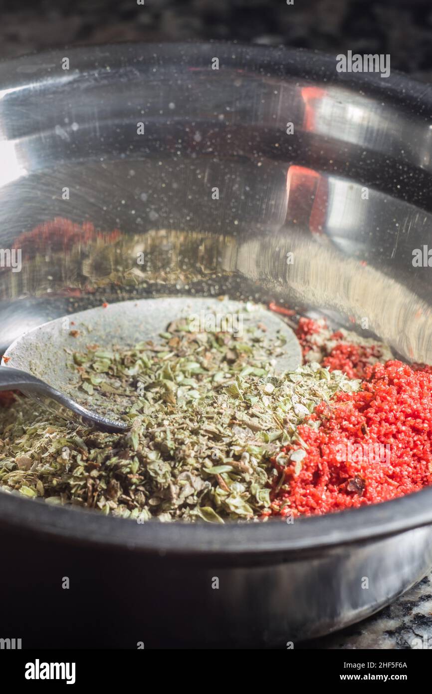 Épices origan et paprika dans un bol en métal, sélectif Banque D'Images
