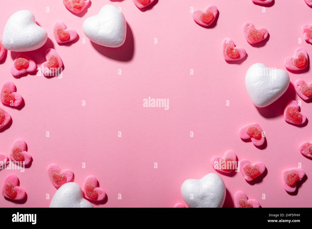 Bonbons en forme de cœur sur fond rose avec espace de copie Banque D'Images