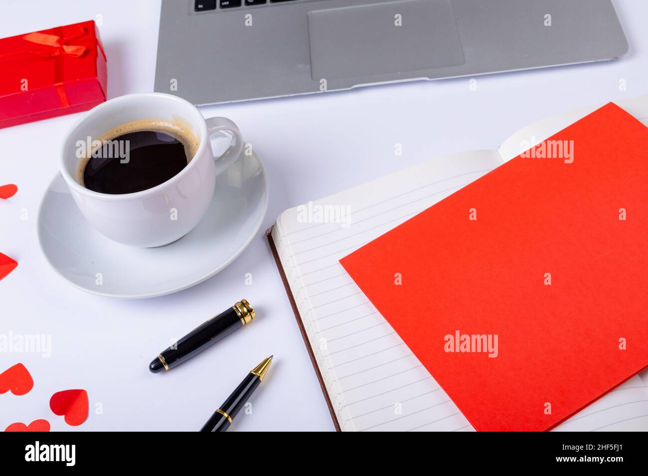 Café noir et lettre d'amour par stylo plume sur fond blanc, espace de copie Banque D'Images