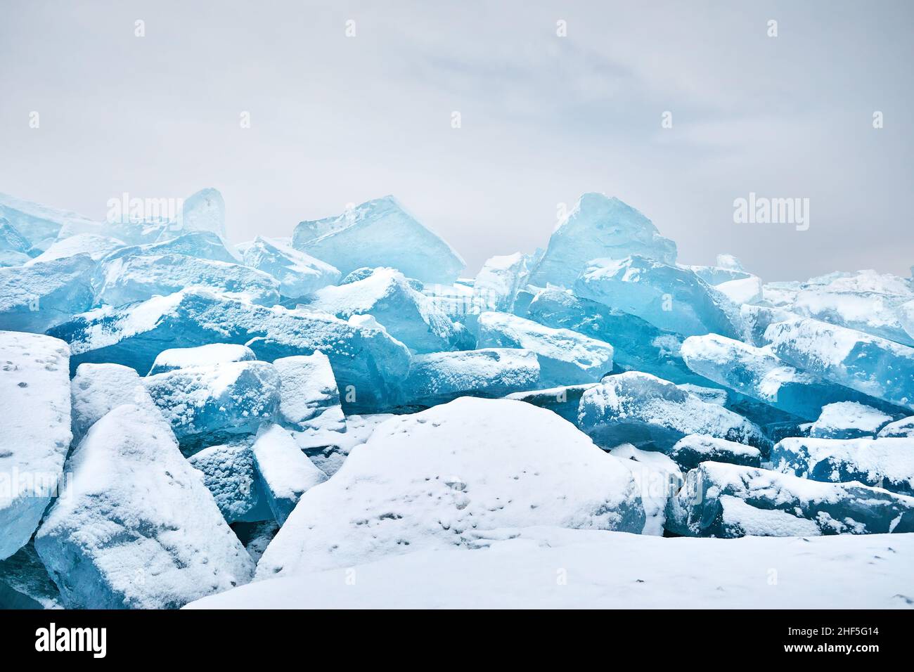 Magnifique paysage de grande paix bleue de glace hummock et fissures au lac gelé avec neige.Calendrier nature extérieur Banque D'Images