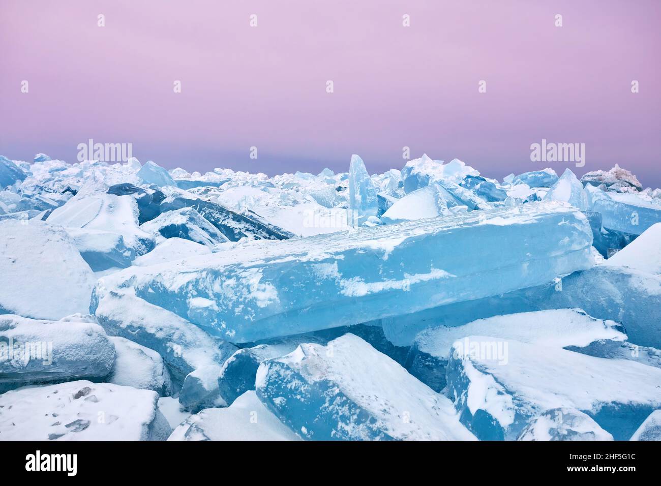 Magnifique paysage de la grande paix bleue de glace hummock et des fissures au lac gelé avec le ciel du matin violet Banque D'Images