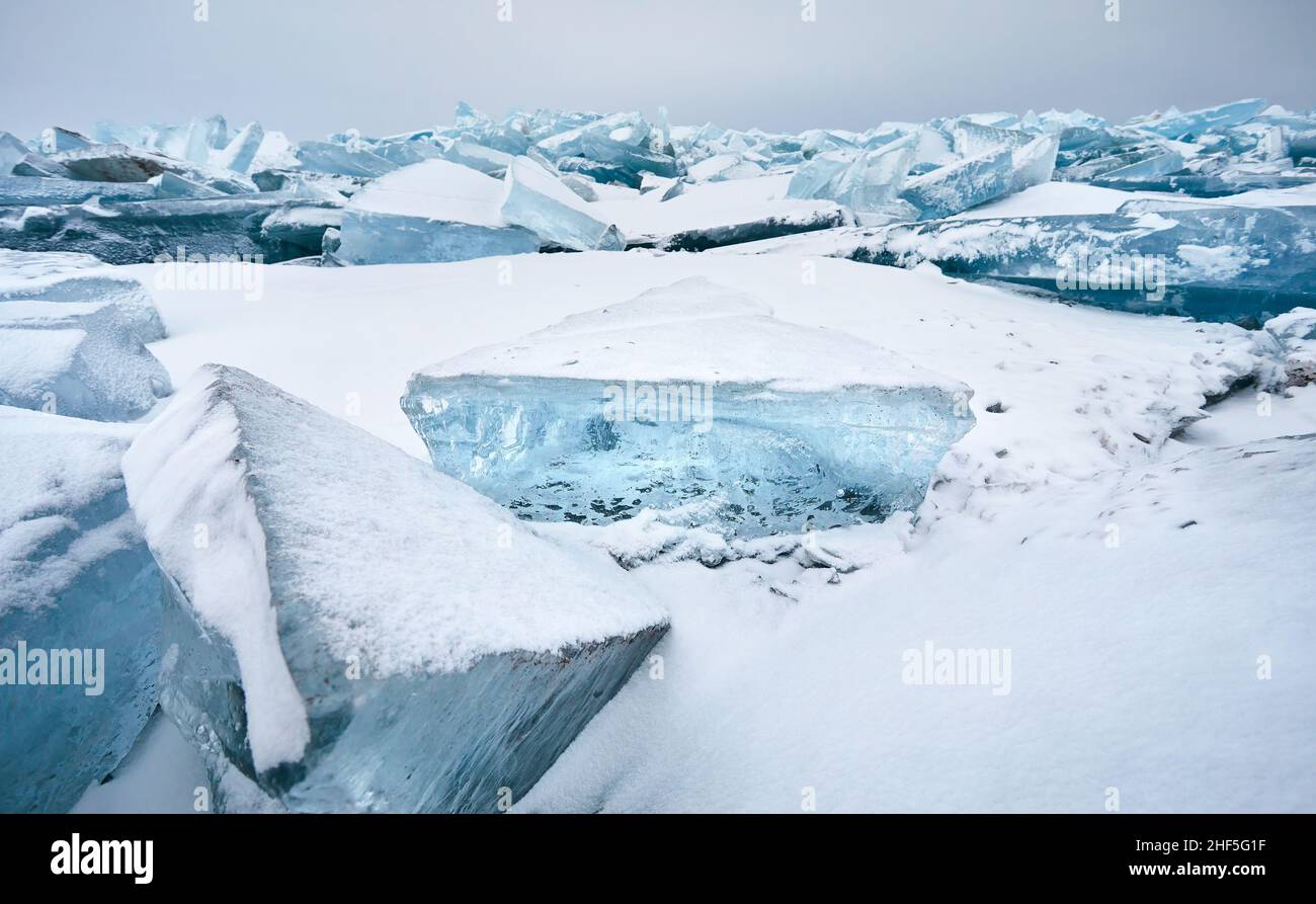 Magnifique paysage de grande paix bleue de glace hummock et fissures au lac gelé avec neige.Calendrier nature extérieur Banque D'Images