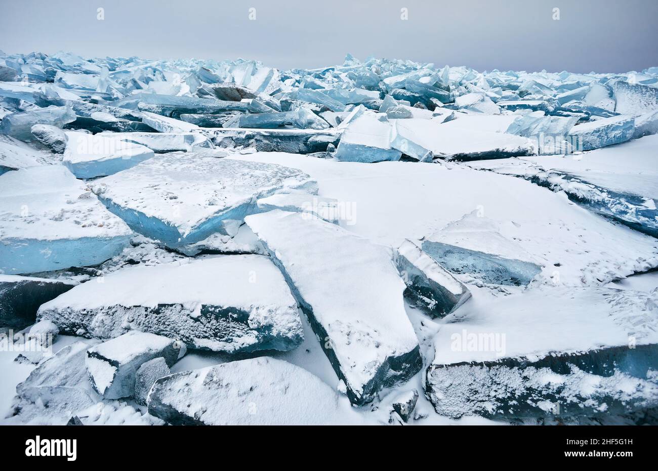 Magnifique paysage de grande paix bleue de glace hummock et fissures au lac gelé avec neige.Calendrier nature extérieur Banque D'Images