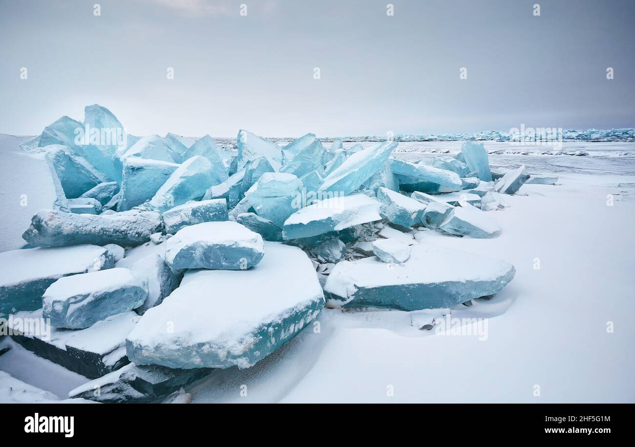 Magnifique paysage de grande paix bleue de glace hummock et fissures au lac gelé avec neige.Calendrier nature extérieur Banque D'Images