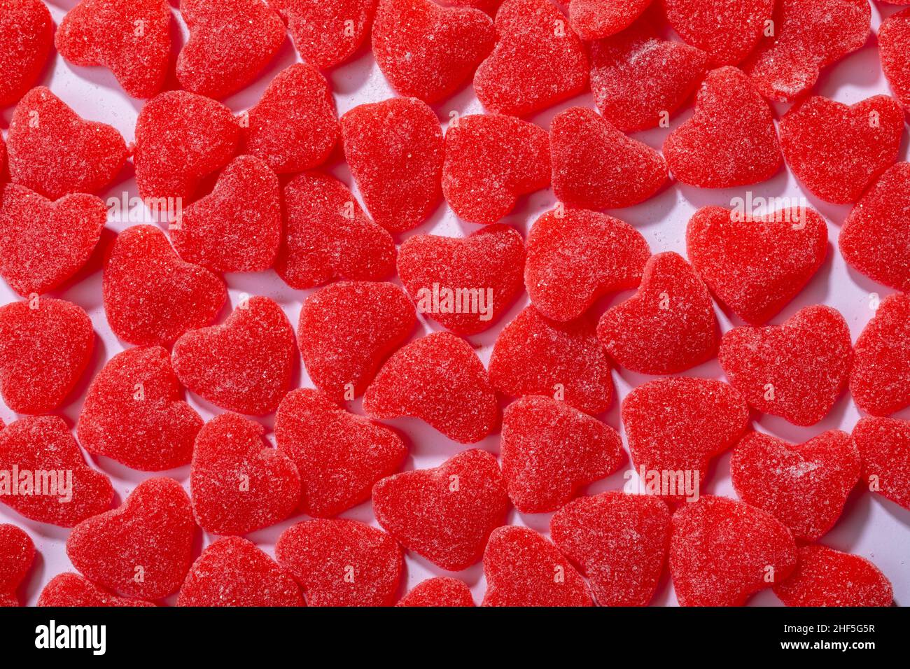 Photo plein format de bonbons en forme de coeur rouge frais Banque D'Images