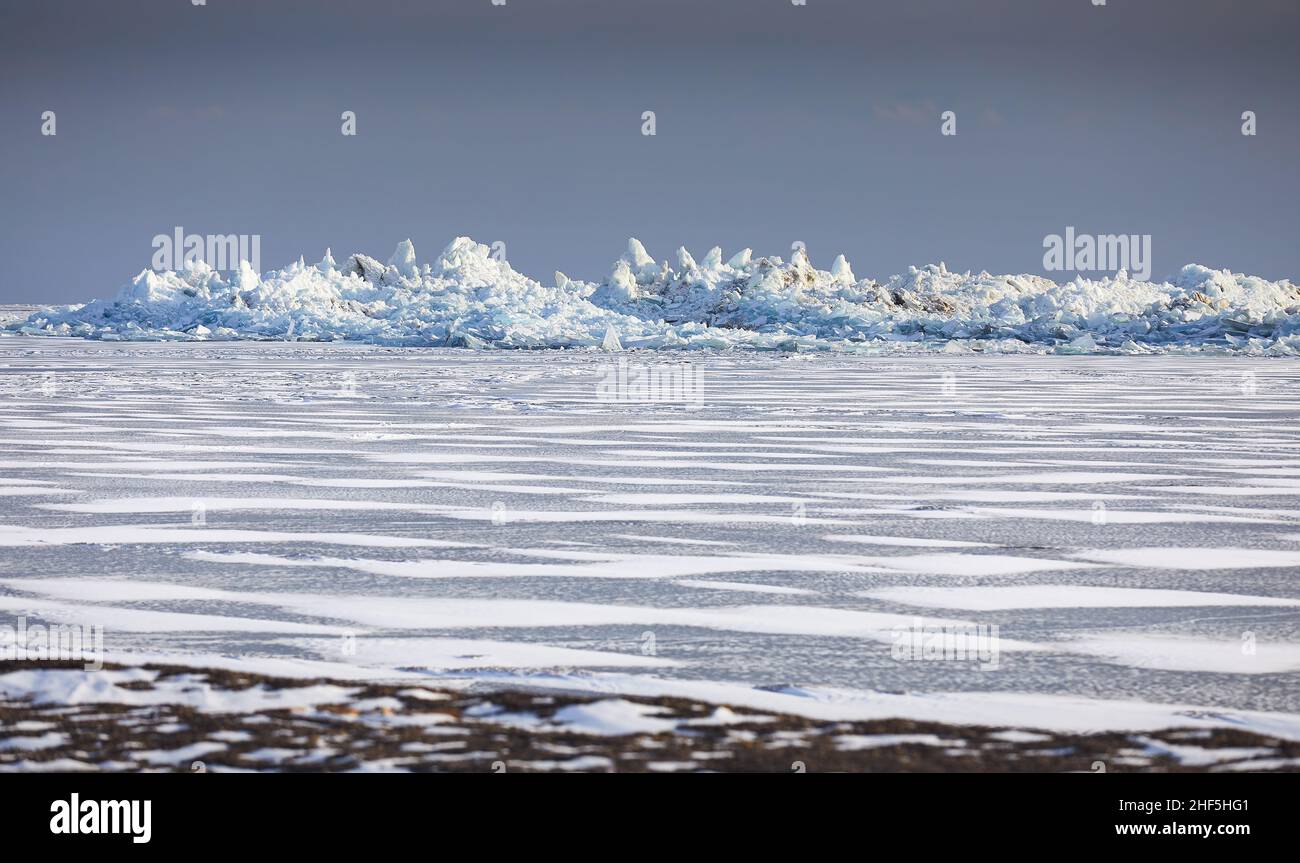 Magnifique paysage de la grande paix bleue du château de glace hummock et des fissures au lac