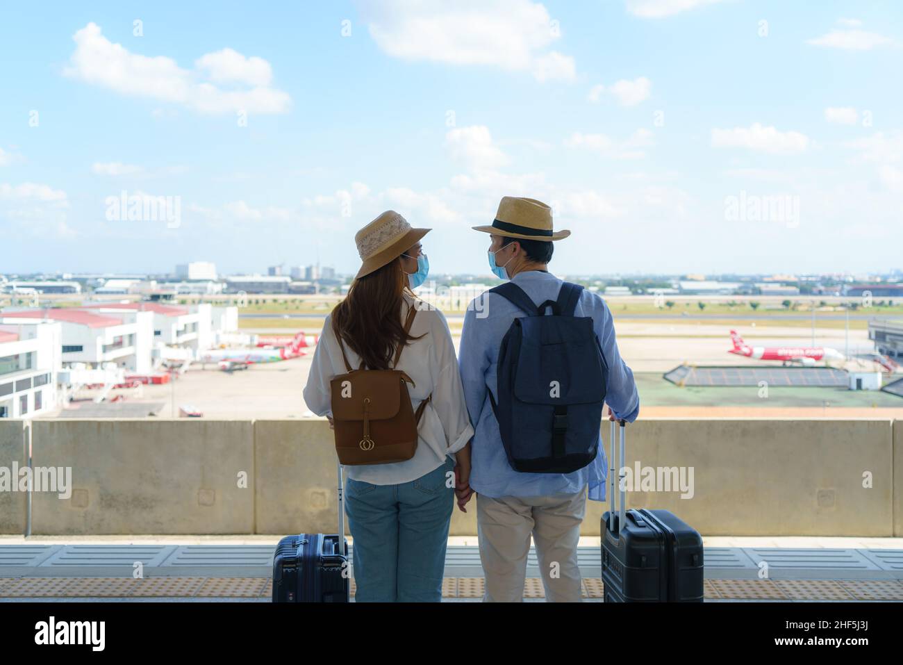 Les voyageurs asiatiques se couplent en train à la gare près de l'aéroport de Bangkok, Thaïlande, Voyage et le concept de transport Banque D'Images