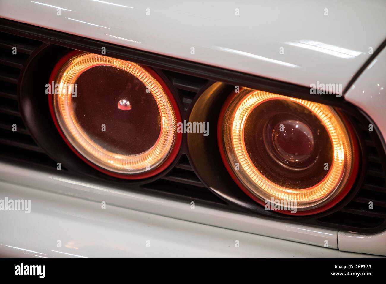 Gros plan du double phare d'une voiture rétro blanche. Banque D'Images