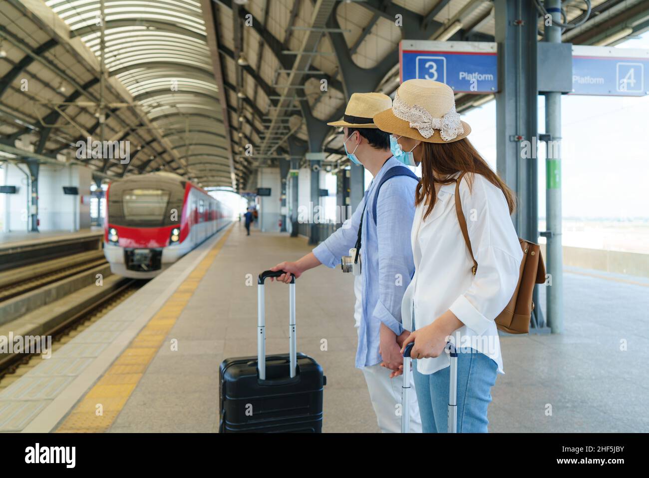 Les voyageurs asiatiques se couplent en train à la gare de Bangkok, Thaïlande, concept de voyage et de transport Banque D'Images