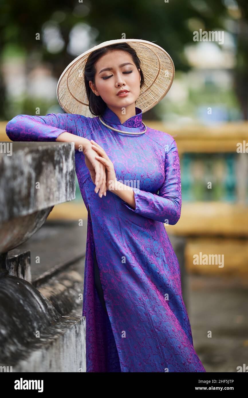 Ho Chi Minh ville, Vietnam: Ho Chi Minh ville, Vietnam: Portrait des femmes en violet ao dai Vietnam, l'Ao dai (long-robe vietnamienne) est le coût traditionnel Banque D'Images