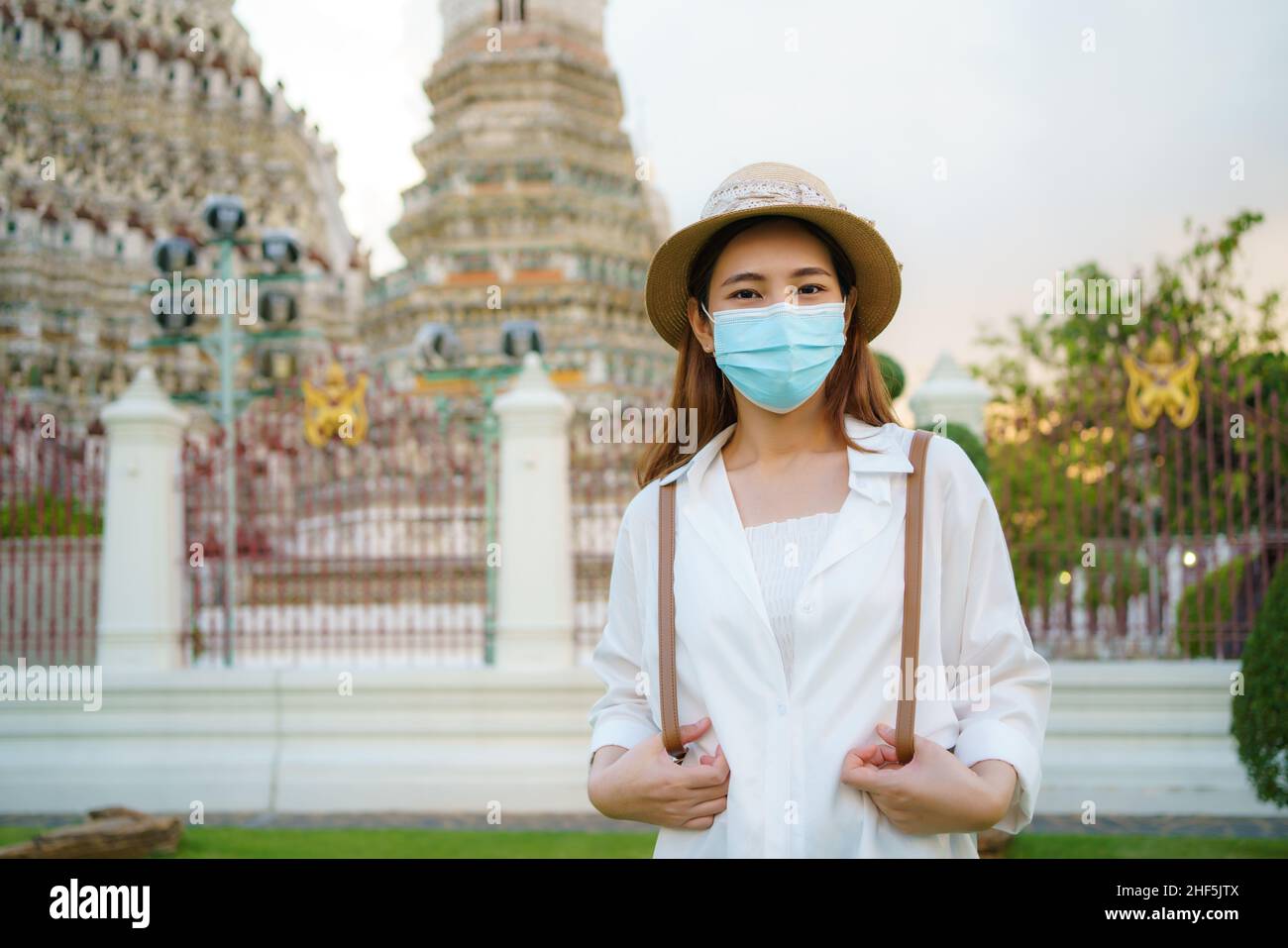 Femme asiatique touriste avec masque voyage à Wat Arun à Bangkok, Thaïlande. Banque D'Images