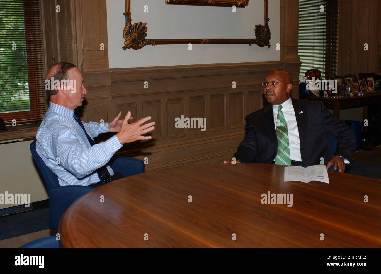 Le secrétaire Alphonso Jackson avec le gouverneur Mitch Daniels. Banque D'Images