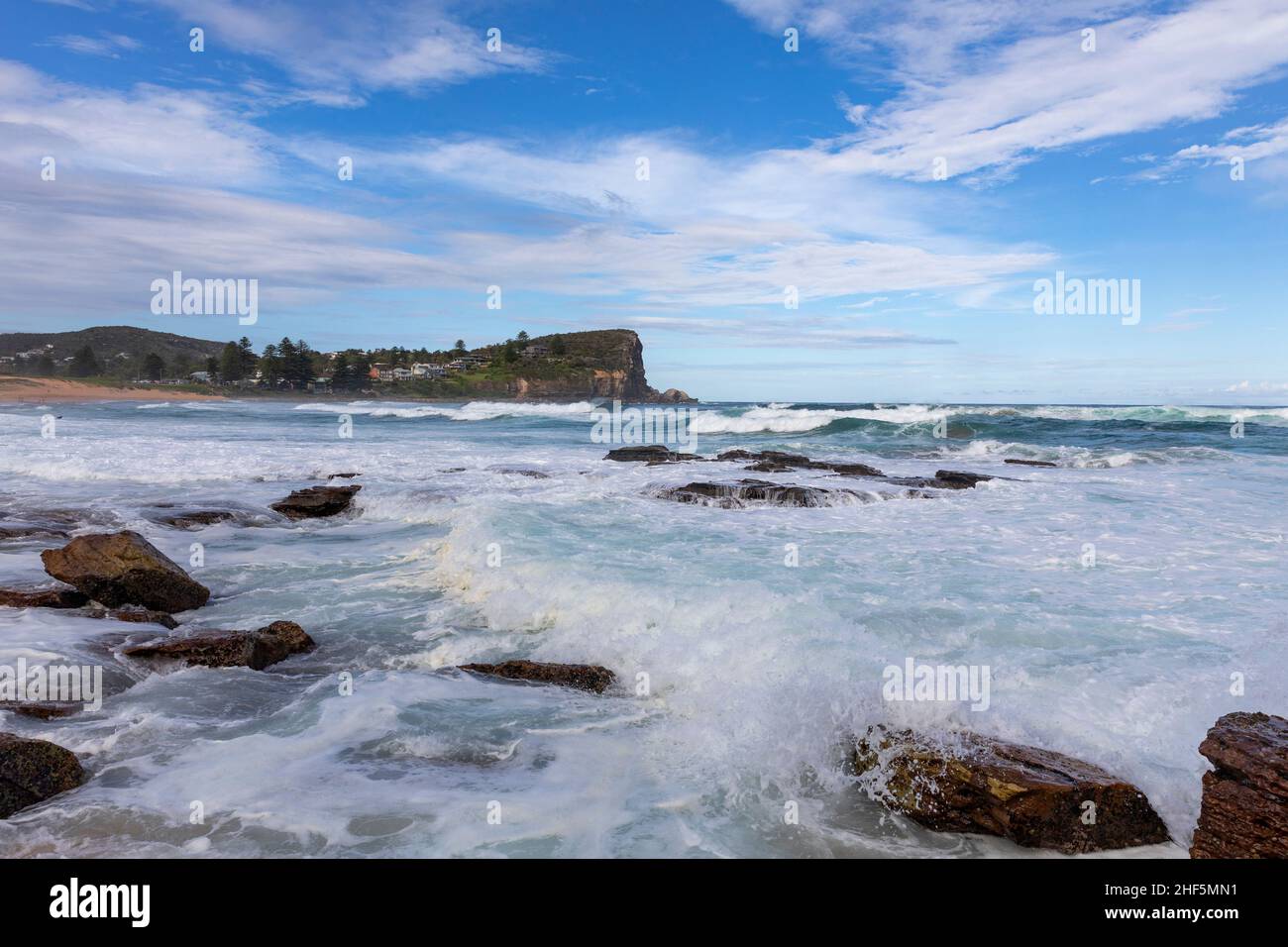 Avalon Beach à Sydney, vue vers la pointe de Bangalley, Sydney, Nouvelle-Galles du Sud, Australie Banque D'Images