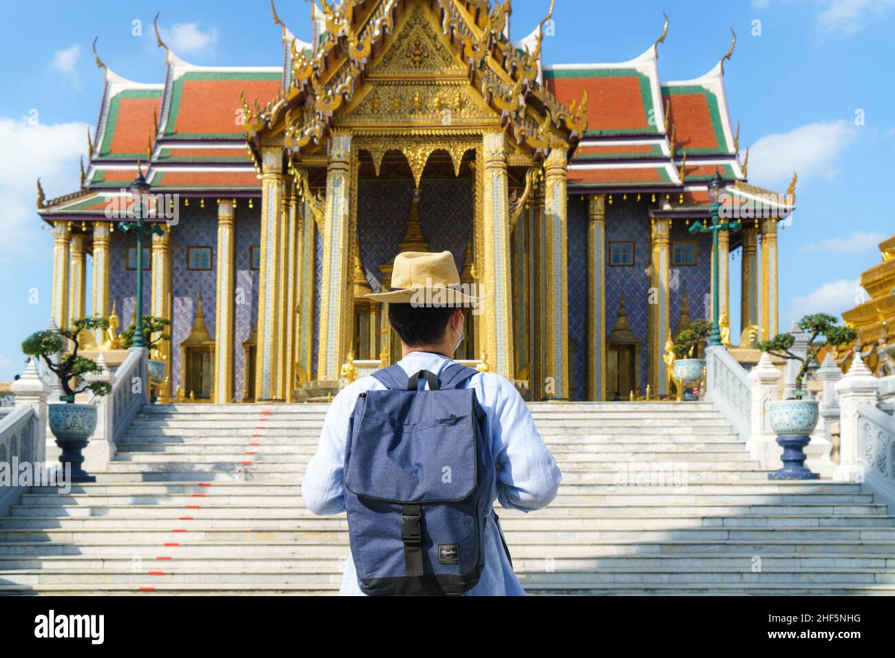 Le voyageur d'homme asiatique à Wat phra Keaw est le temple bouddhiste de Bangkok, en Thaïlande.C'est l'un des plus beaux temples de Bangkok Banque D'Images