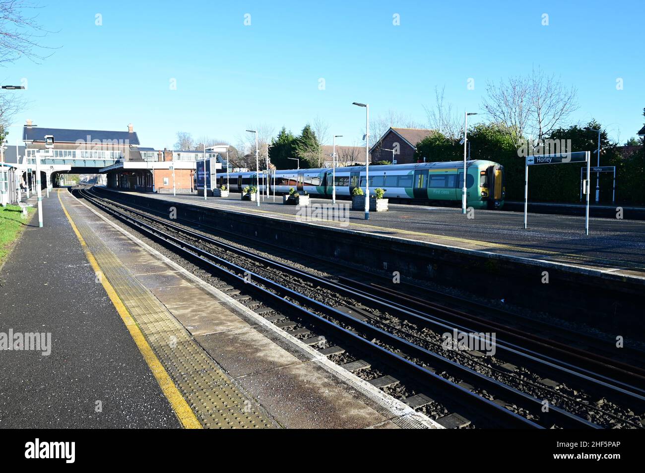 Un train de classe 377 de marque Southern à la gare de Horley, à Surrey, le 14 2022 janvier, par un matin hivernal froid. Banque D'Images