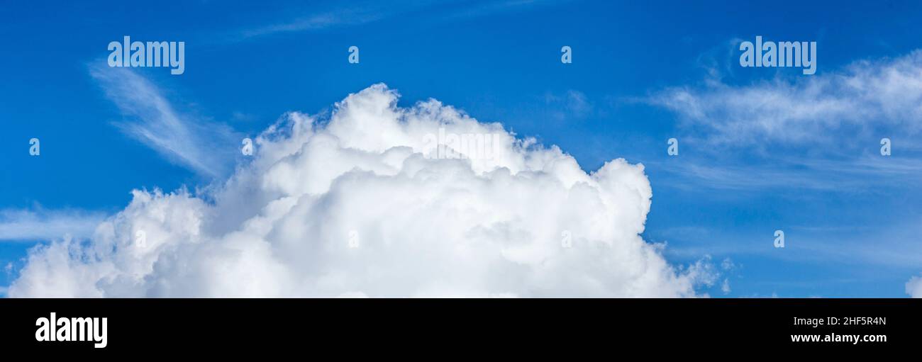 structure de nuages moelleux à l'horizon Banque D'Images