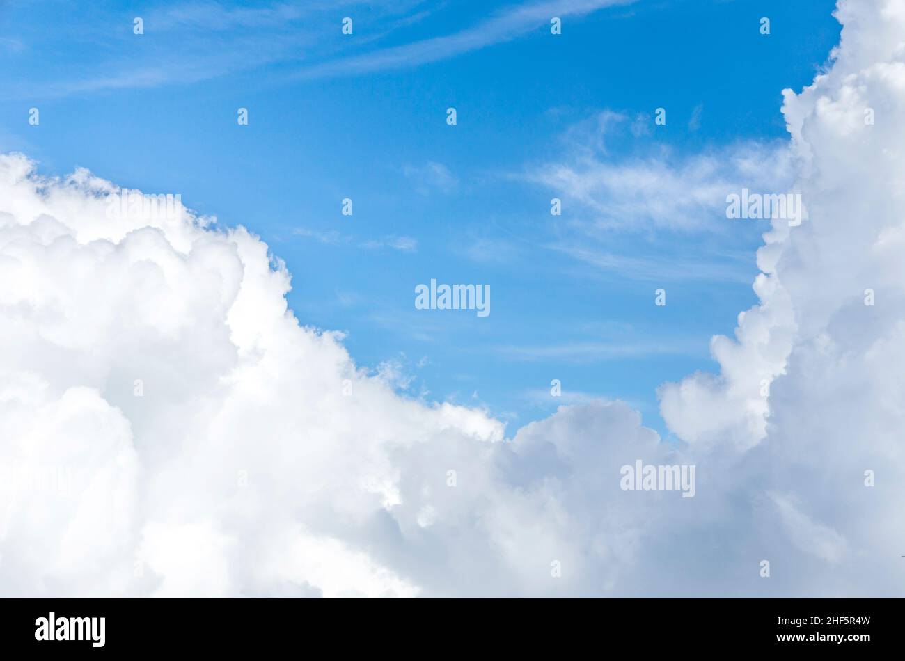 structure de nuages moelleux à l'horizon Banque D'Images