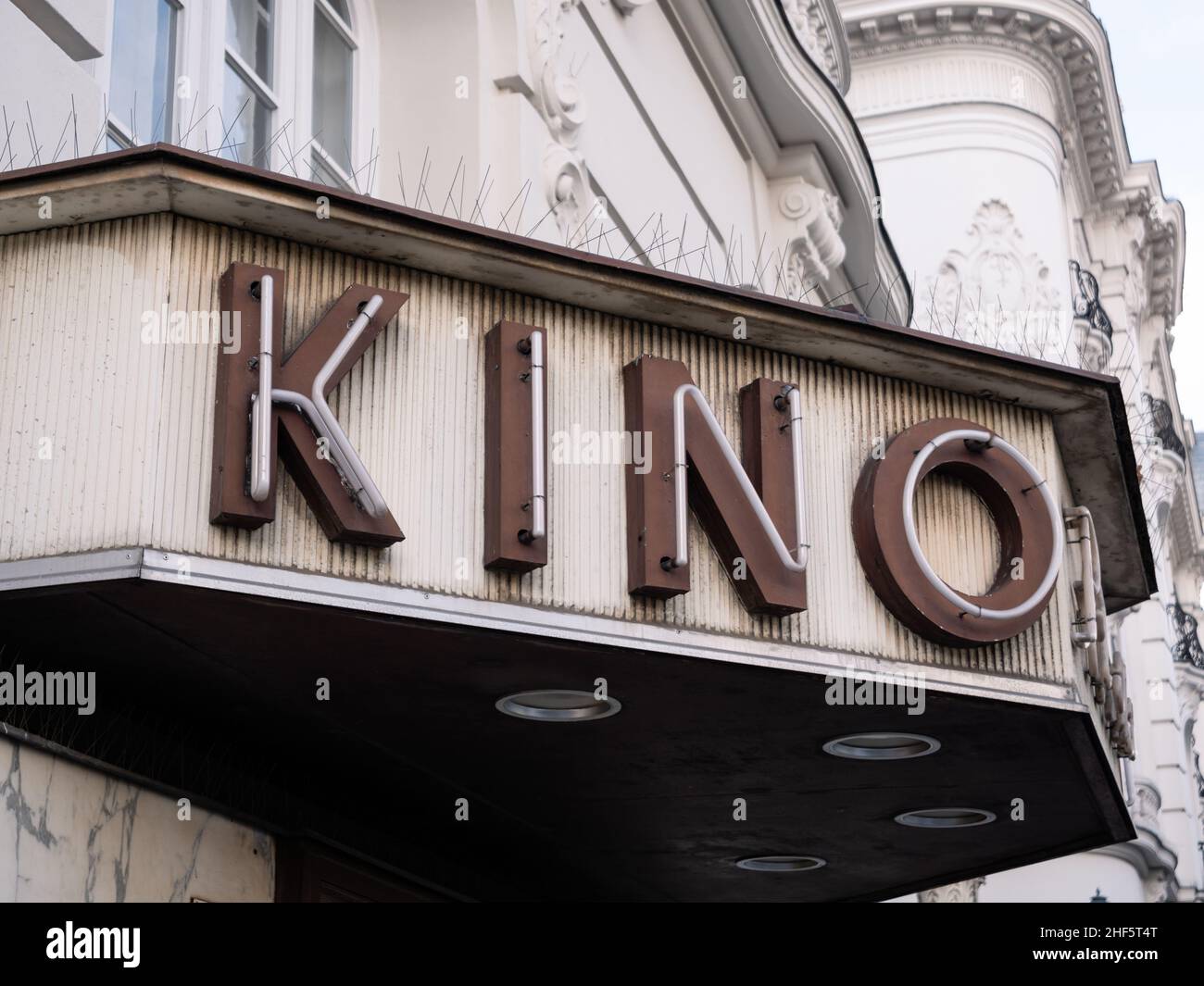 Vienne, Autriche - novembre 20 2021 : panneau d'entrée au cinéma historique Bellaria Kino. Banque D'Images