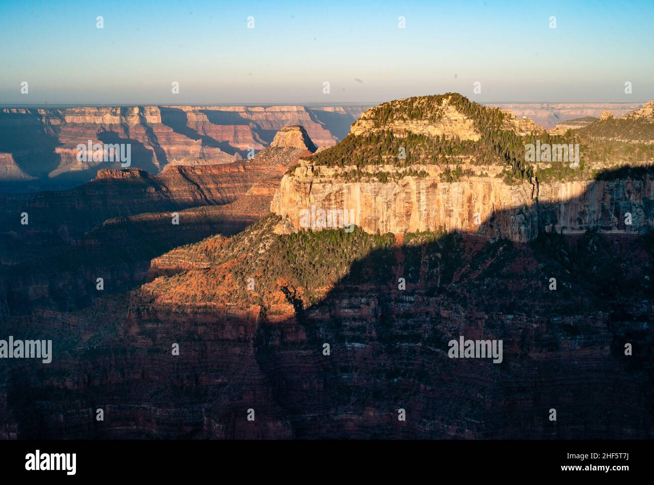 Lever du soleil à Oza Butte dans le Grand Canyon depuis Bright Angel point sur le plateau nord en Arizona, aux États-Unis Banque D'Images