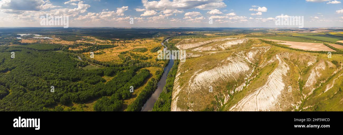 La rivière Severskiy Donets, entourée de rochers de craie, un territoire réservé près de Svyatogorsk, en Ukraine.Photo de drone. Banque D'Images
