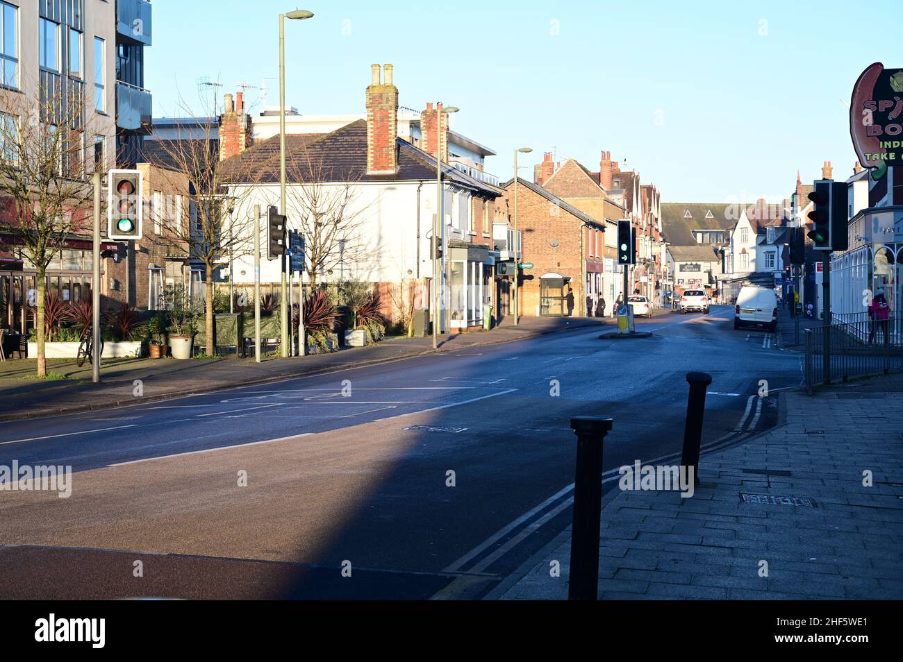 Victoria Road à Horley le matin du 14 janvier 2022, lors d'hivers froids et brillants. Banque D'Images