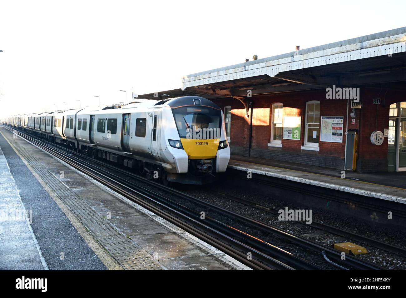 Une locomotive de classe 700 à la gare de Horley, à Surrey, le 14 2022 janvier, par un matin hivernal froid. Banque D'Images