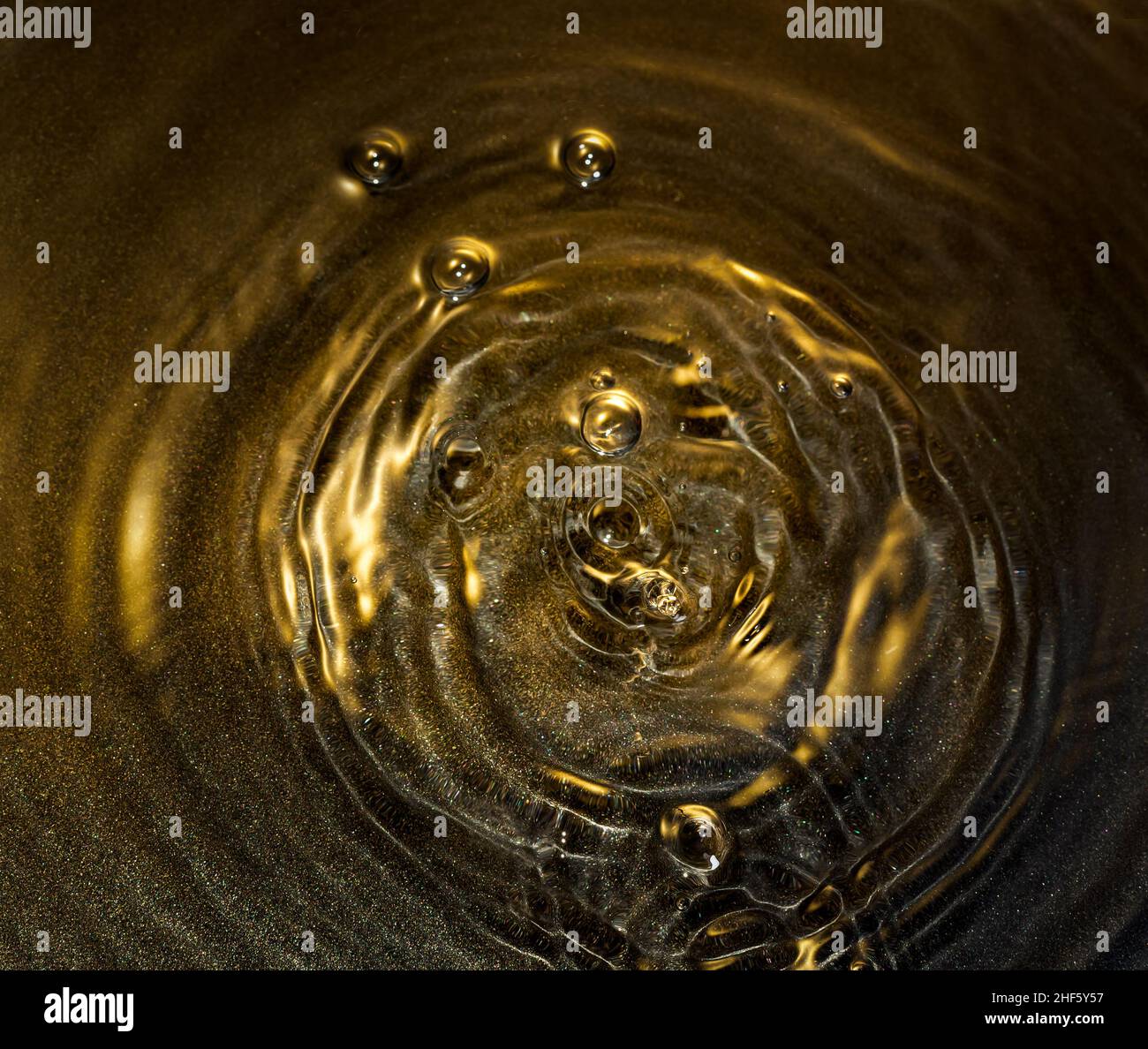 Fond doré avec anneaux d'eau Banque D'Images