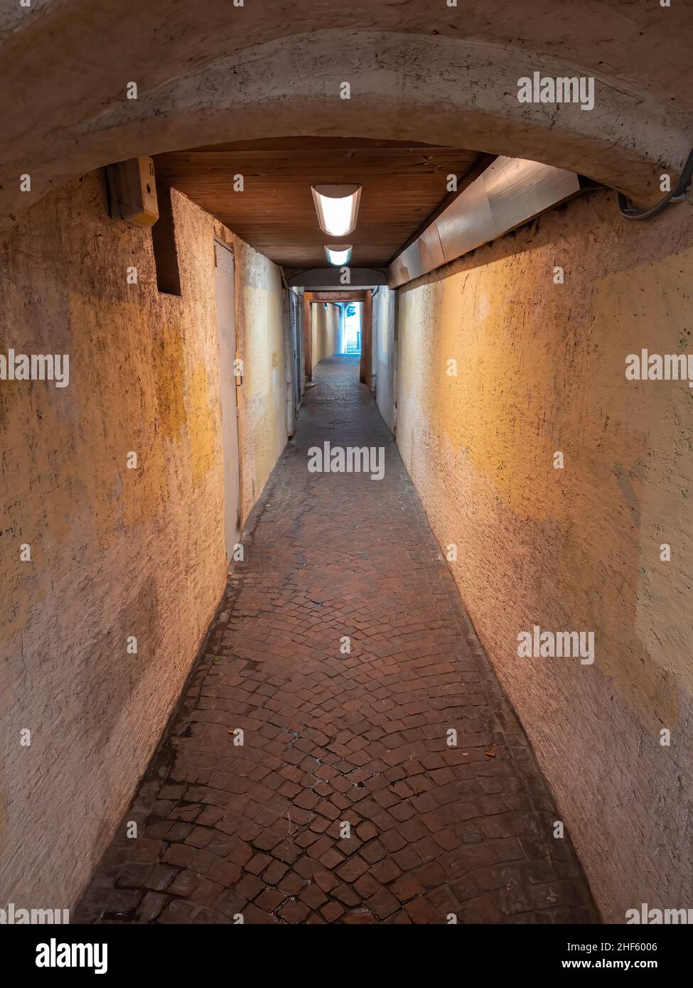 Passage souterrain éclairé dans la ville d'Annecy, France Banque D'Images