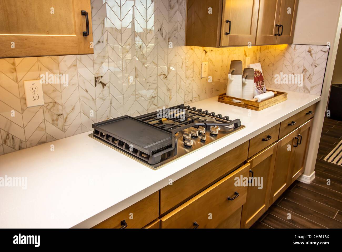Comptoir de cuisine avec plateau de cuisson au gaz et plateau en bois de pichets à café Banque D'Images