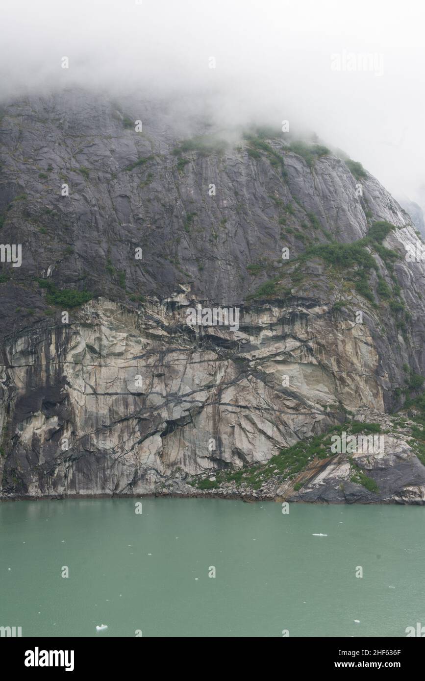 Un des nombreux visages de roche de granit de cisaillement dans Tracy Arm Fjord, Alaska. Banque D'Images