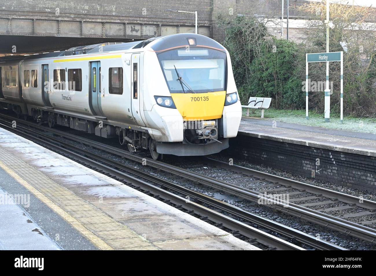 Une locomotive de classe 700 à la gare de Horley, à Surrey, le 14 2022 janvier, par un matin hivernal froid. Banque D'Images