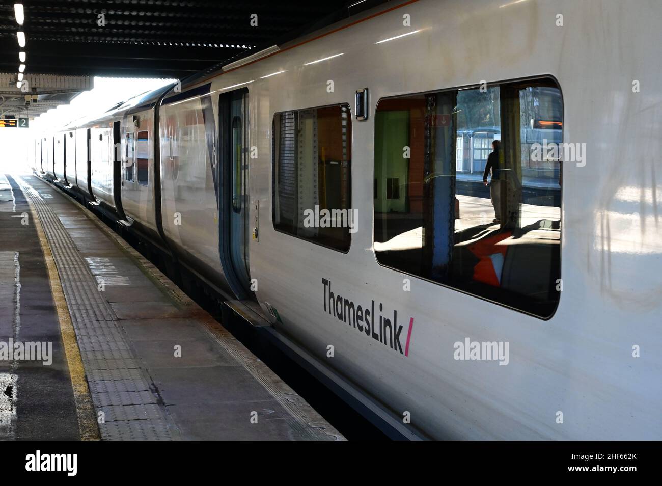 Une locomotive de classe 700 à la gare de Horley, à Surrey, le 14 2022 janvier, par un matin hivernal froid. Banque D'Images