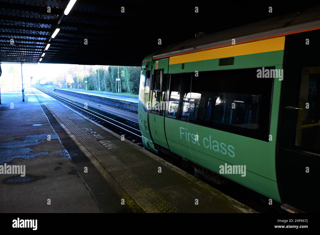 Un train de classe 377 de marque Southern à la gare de Horley, à Surrey, le 14 2022 janvier, par un matin hivernal froid. Banque D'Images