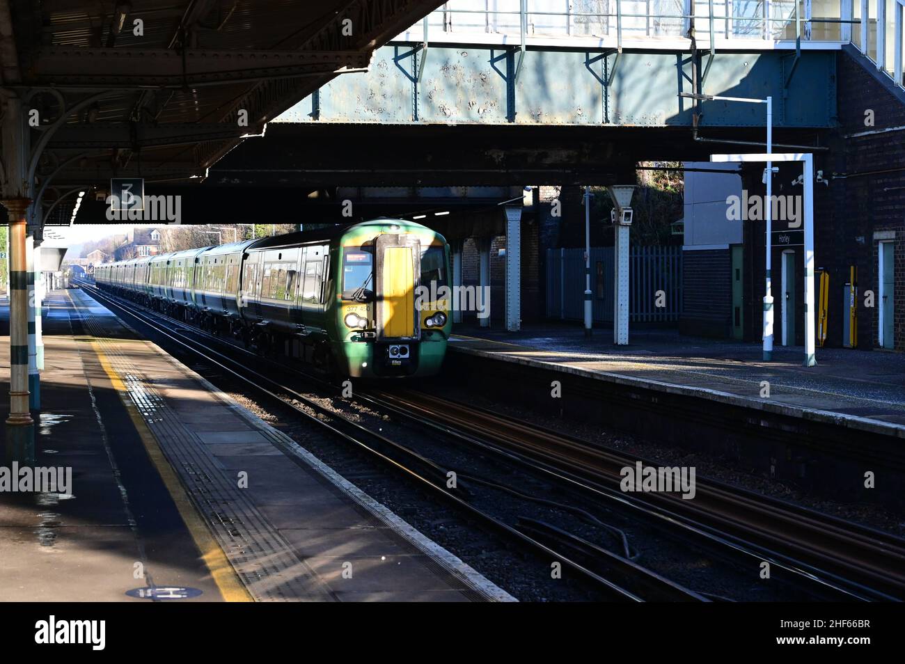 Un train de classe 377 de marque Southern à la gare de Horley, à Surrey, le 14 2022 janvier, par un matin hivernal froid. Banque D'Images