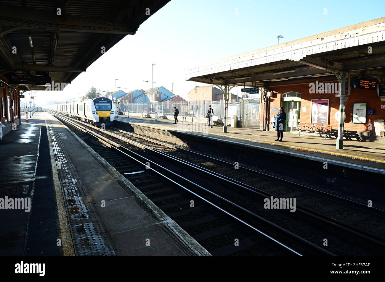 Une locomotive de classe 700 à la gare de Horley, à Surrey, le 14 2022 janvier, par un matin hivernal froid. Banque D'Images