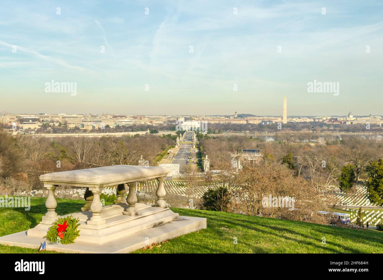 Vue aérienne de Washington DC depuis le cimetière d'Arlington à Washington DC, va, États-Unis.Célèbre Skyline de la capitale des États-Unis lors d'une journée ensoleillée d'hiver. Banque D'Images