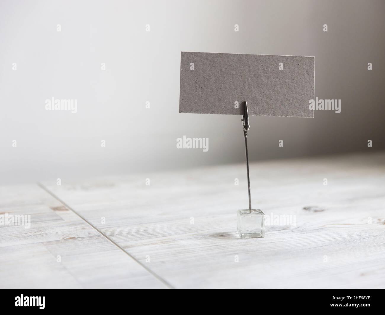 Maquette d'étiquette grise pour cadre de menu vierge dans le café du restaurant.Stand brochure feuilles papier tente carte sur table cafétéria affichez votre produit flou arrière Banque D'Images Maquette d'étiquette grise pour cadre de menu vierge dans le café du restaurant.Stand brochure feuilles papier tente carte sur table cafétéria affichez votre produit flou arrière Banque D'Images