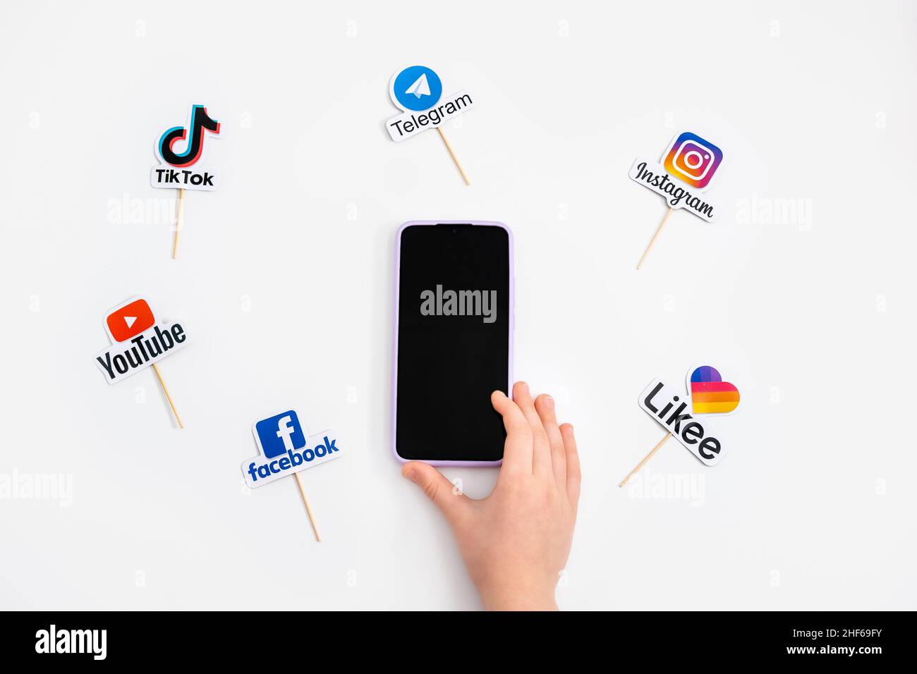 Adolescents enfants addiction aux médias sociaux, désintoxication, fomo.Logos de réseaux sociaux et de messagers Facebook, Instagram, YouTube, Telegram et téléphone cellulaire dans les adolescents Banque D'Images