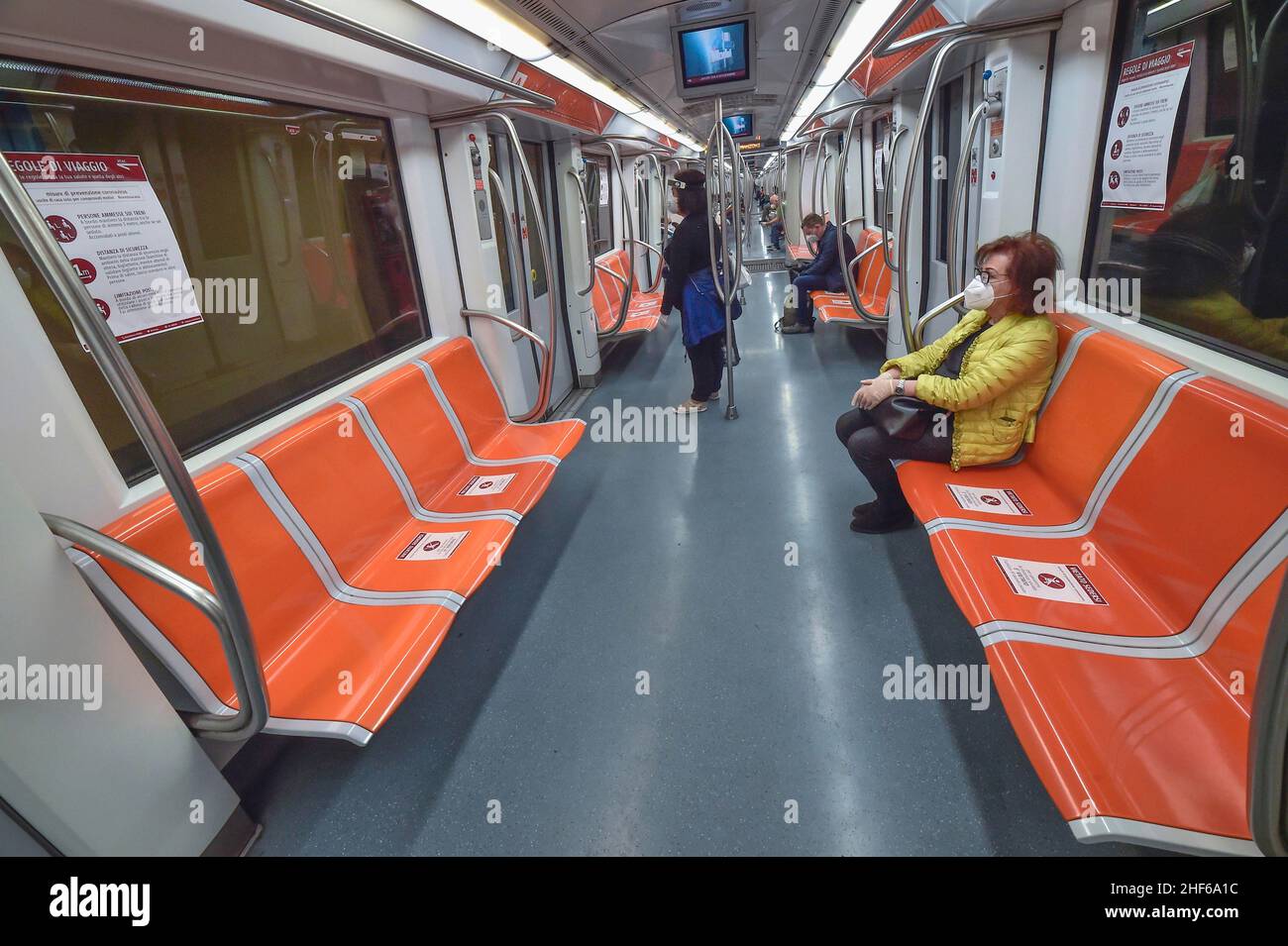 Italie, Rome, 4 mai 2020 : première journée phase 2 pendant l'urgence du coronavirus.Passagers du métro Une ligne de métro se trouve sur les chaises marquées à respecter Banque D'Images