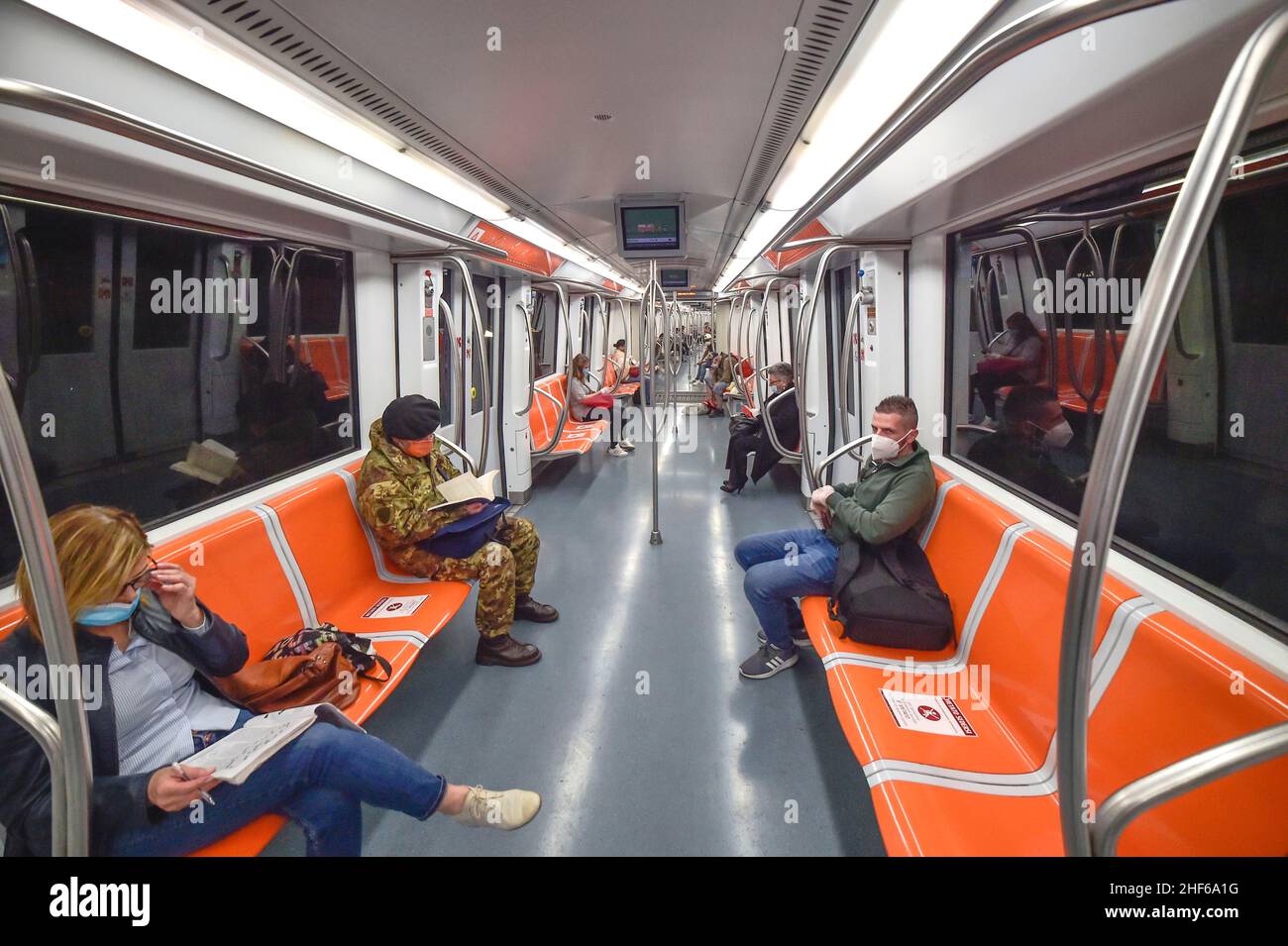 Italie, Rome, 4 mai 2020 : première journée phase 2 pendant l'urgence du coronavirus.Passagers du métro Une ligne de métro se trouve sur les chaises marquées à respecter Banque D'Images
