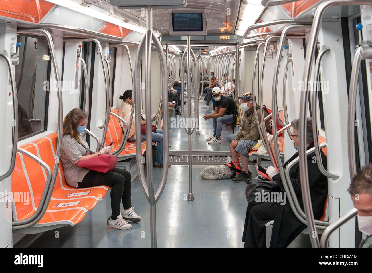 Italie, Rome, 4 mai 2020 : première journée phase 2 pendant l'urgence du coronavirus.Passagers du métro Une ligne de métro se trouve sur les chaises marquées à respecter Banque D'Images