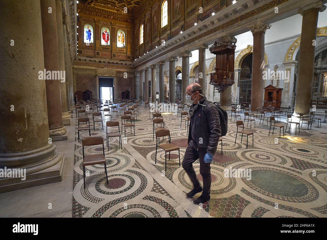 Italie, Rome, 4 mai 2020 : première journée phase 2 pendant l'urgence du coronavirus.L'église de Santa Maria à Trastevere a remplacé les bancs par des chaises Banque D'Images