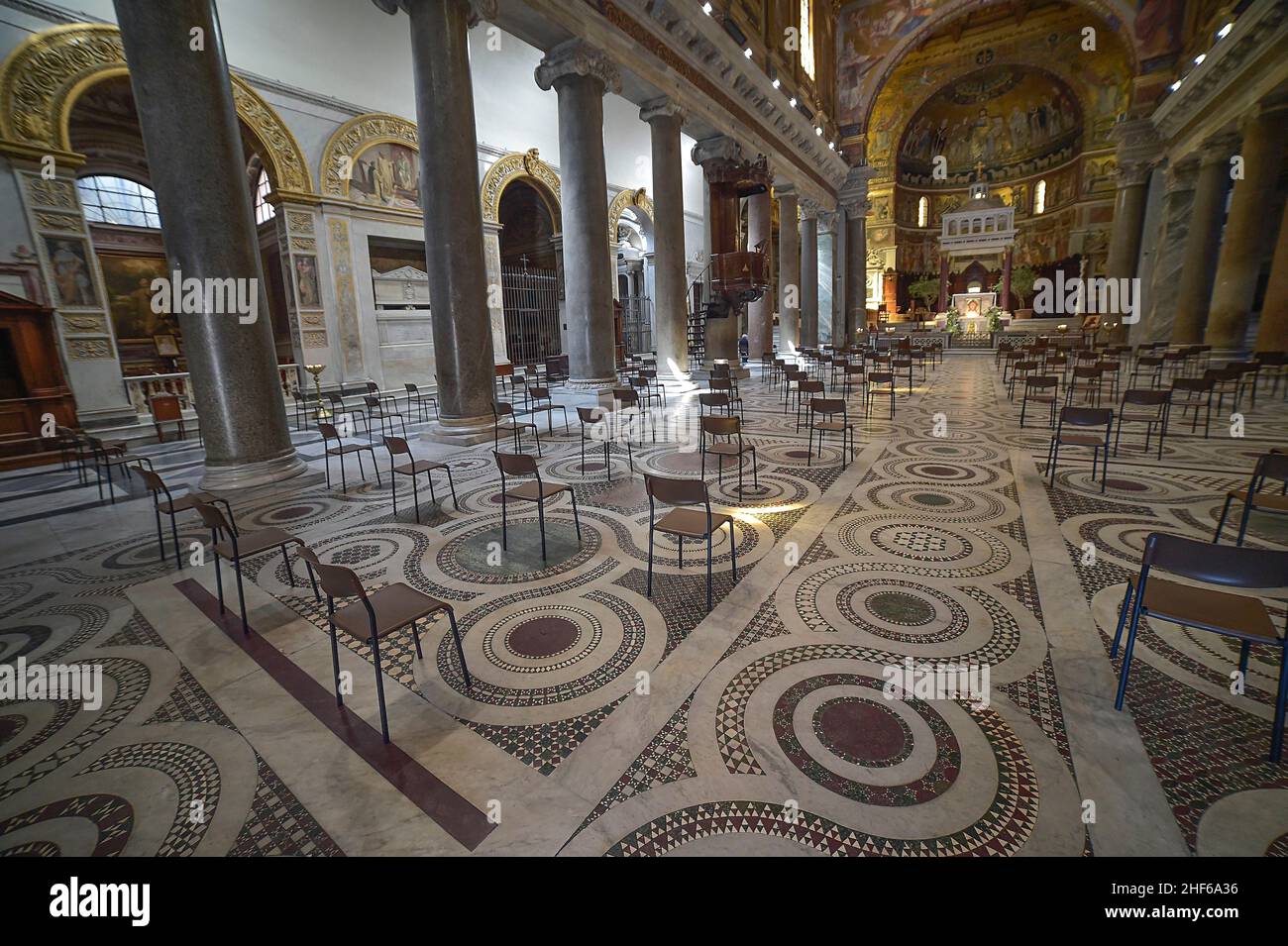 Italie, Rome, 4 mai 2020 : première journée phase 2 pendant l'urgence du coronavirus.L'église de Santa Maria à Trastevere a remplacé les bancs par des chaises Banque D'Images
