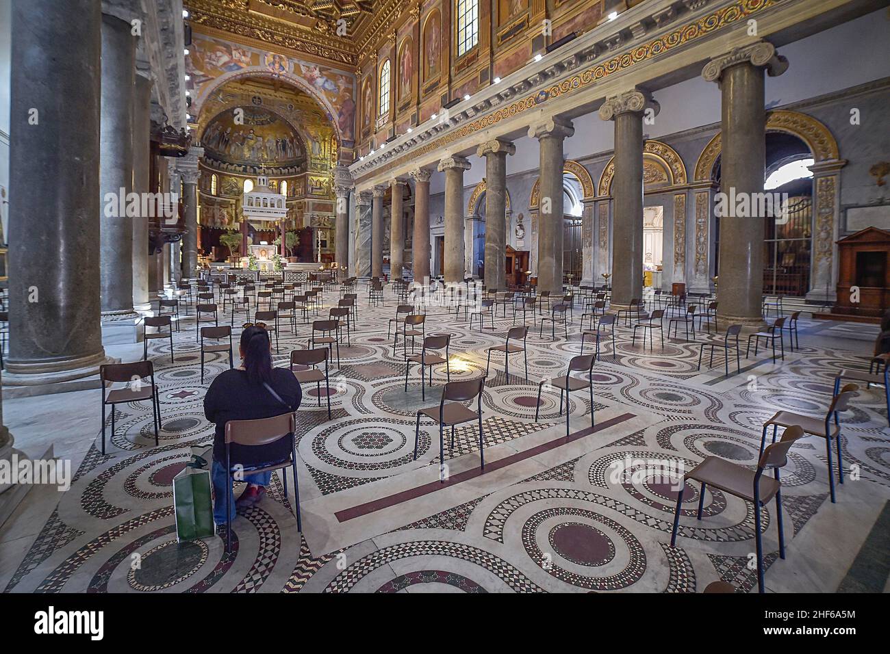 Italie, Rome, 4 mai 2020 : première journée phase 2 pendant l'urgence du coronavirus.L'église de Santa Maria à Trastevere a remplacé les bancs par des chaises Banque D'Images