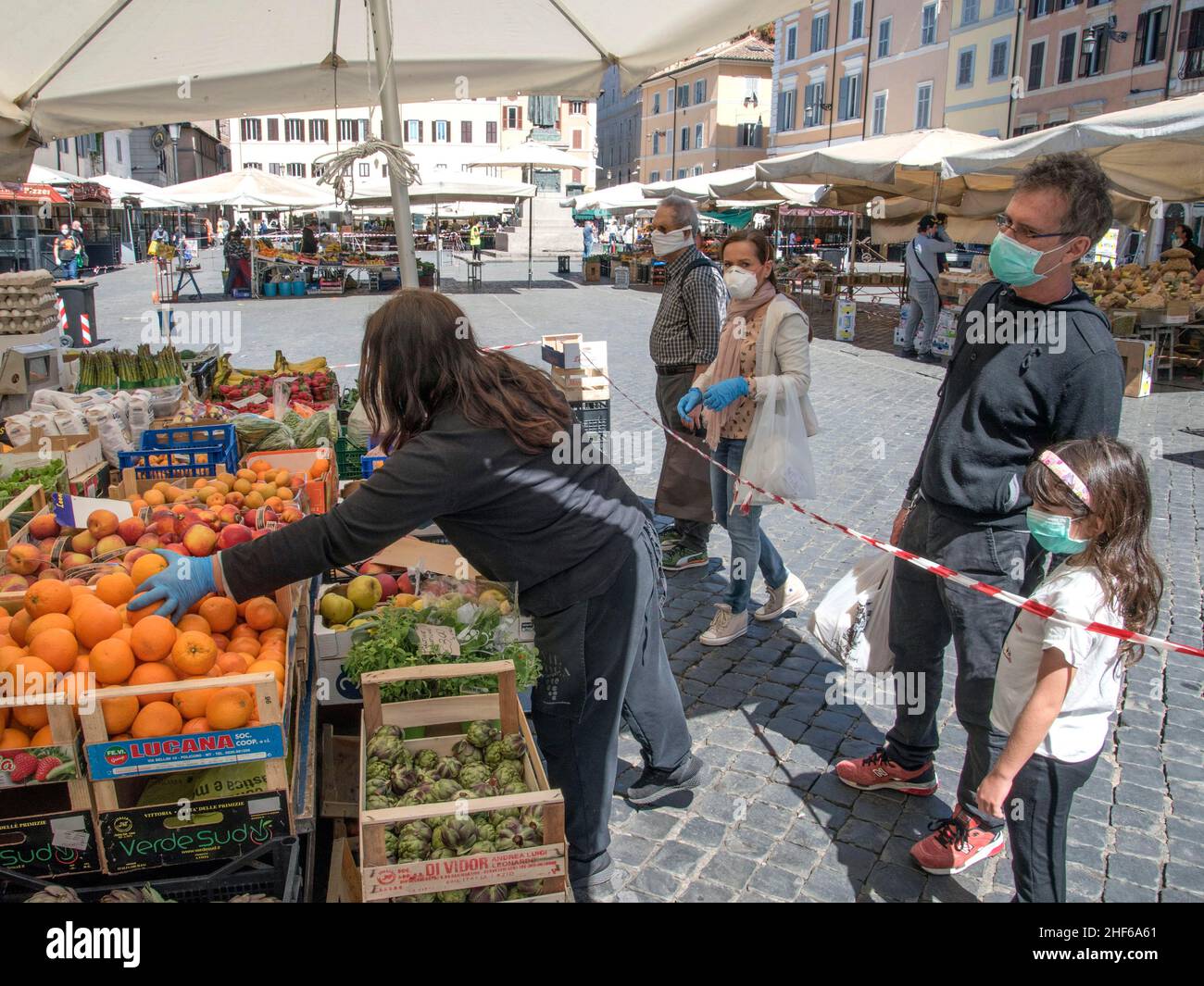 Italie, Rome, 4 mai 2020 : première journée phase 2 pendant l'urgence du coronavirus.Le célèbre marché de la rue Campo de Fiori réduit à quelques stands marqués avec pl Banque D'Images