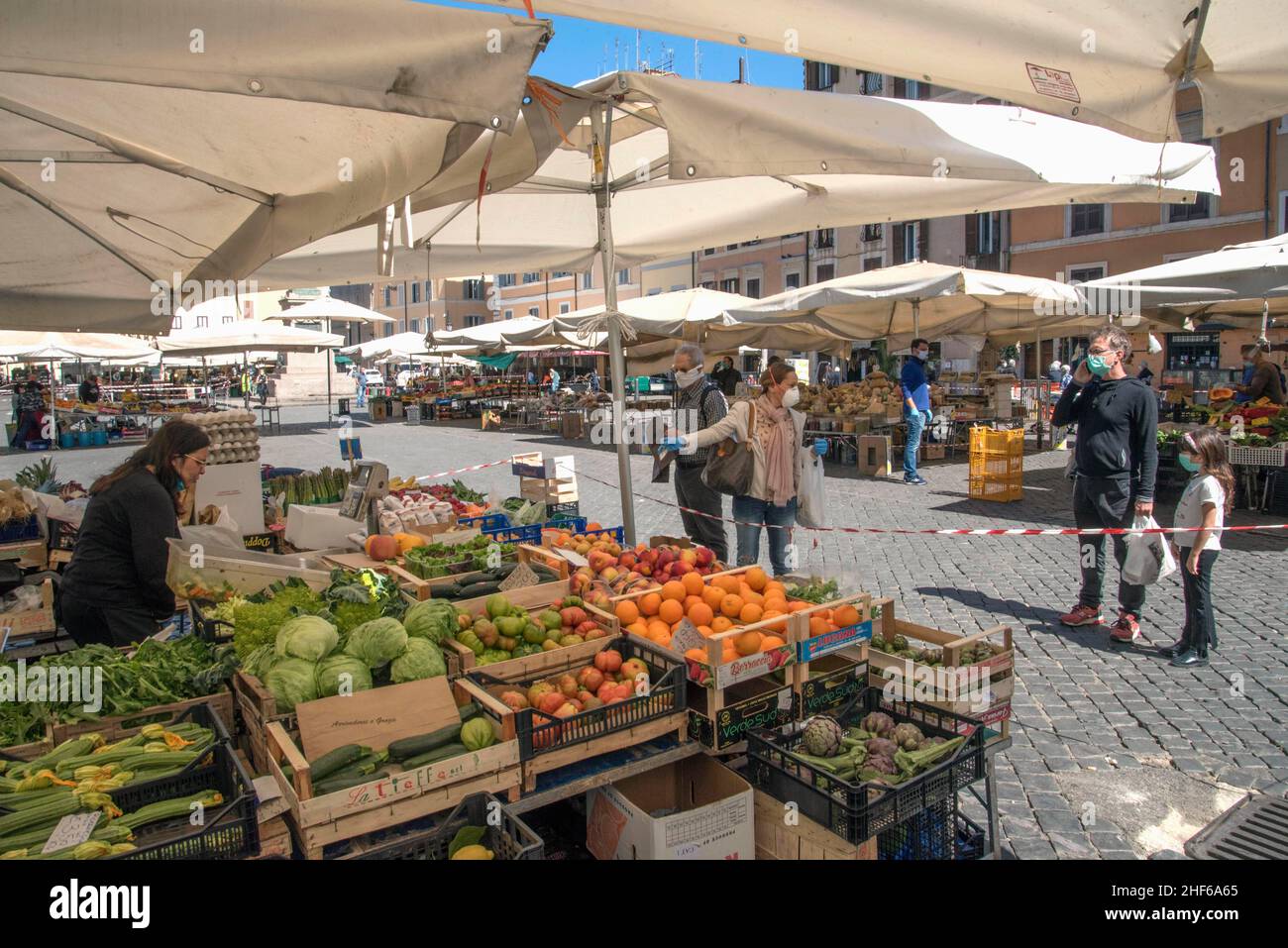 Italie, Rome, 4 mai 2020 : première journée phase 2 pendant l'urgence du coronavirus.Le célèbre marché de la rue Campo de Fiori réduit à quelques stands marqués avec pl Banque D'Images